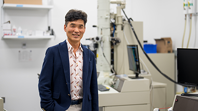 Sebastian Seung in a lab